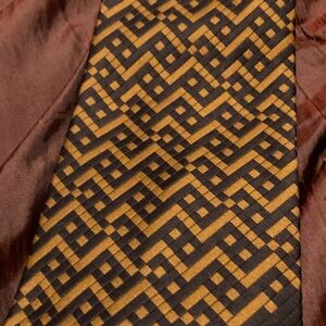 Geometric Patterned Tie in Black and Gold